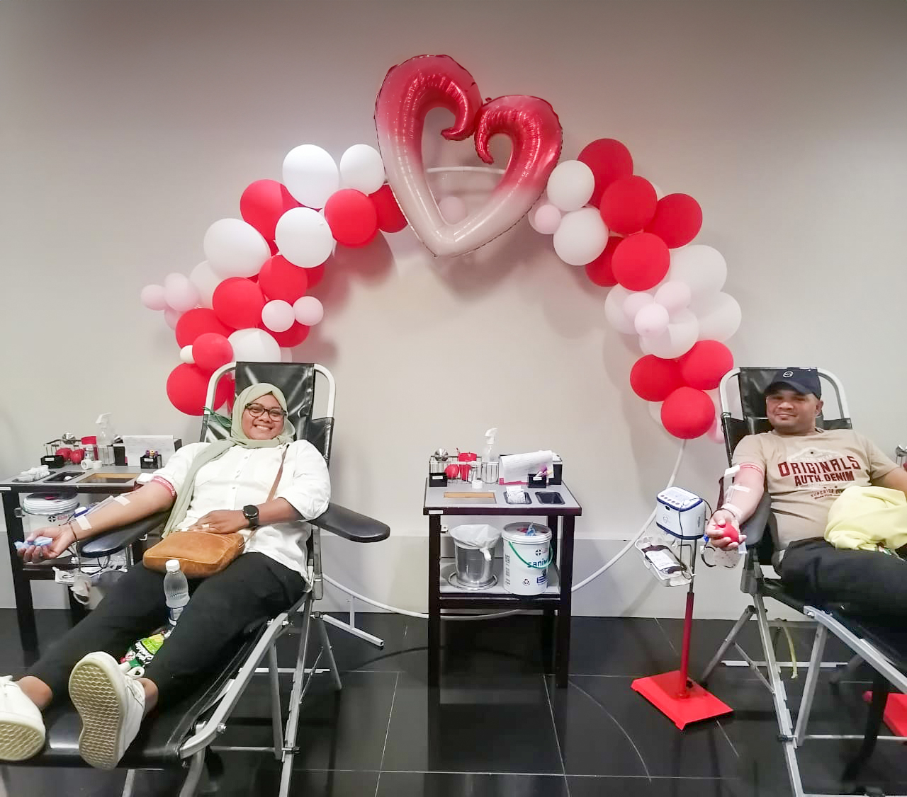 Heart-to-Heart-couple Asfraf and Thurieyyah Maart donating blood at N1 City Mall on the love chairs